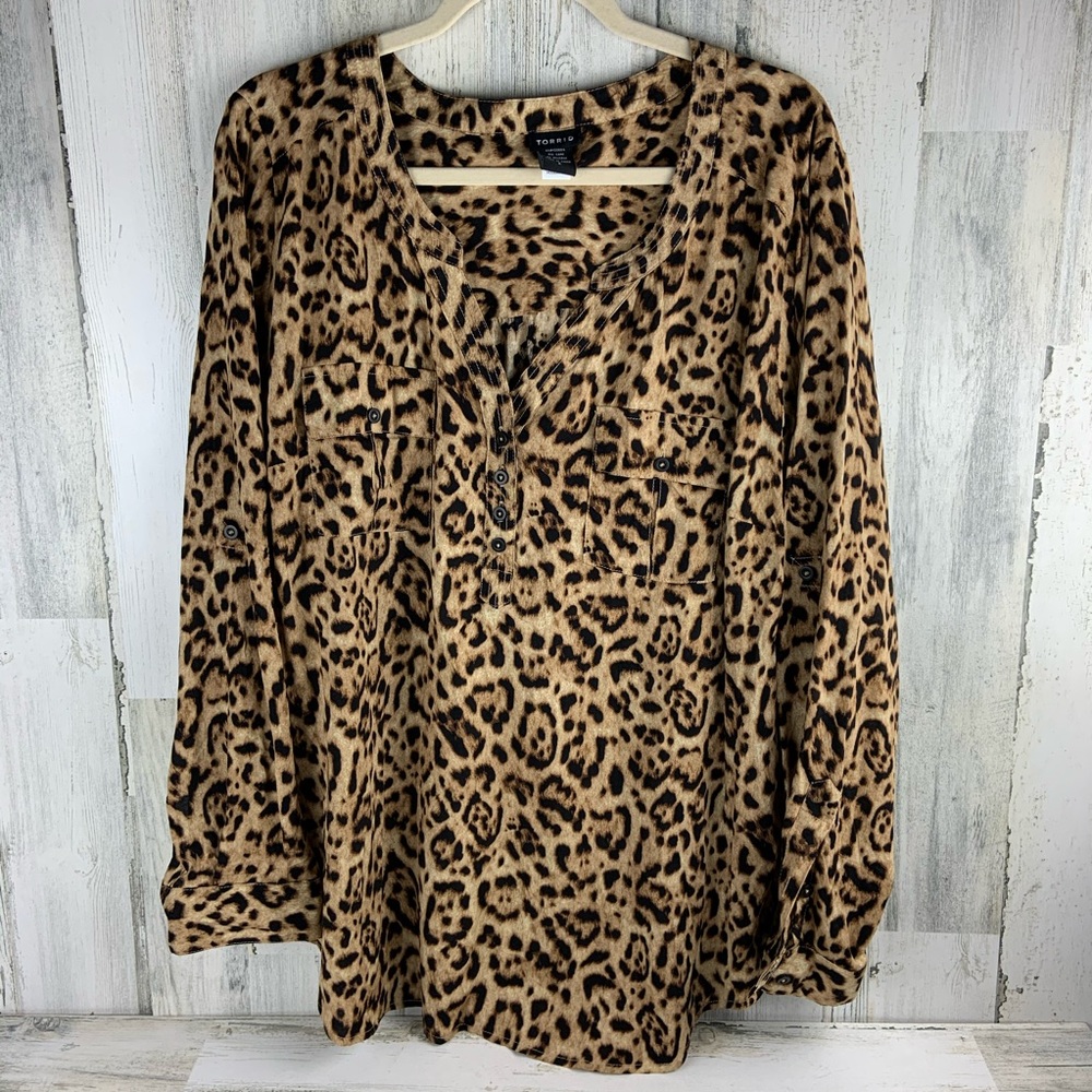 TORRID Holiday Leopard Print V-Neck Blouse Size 2